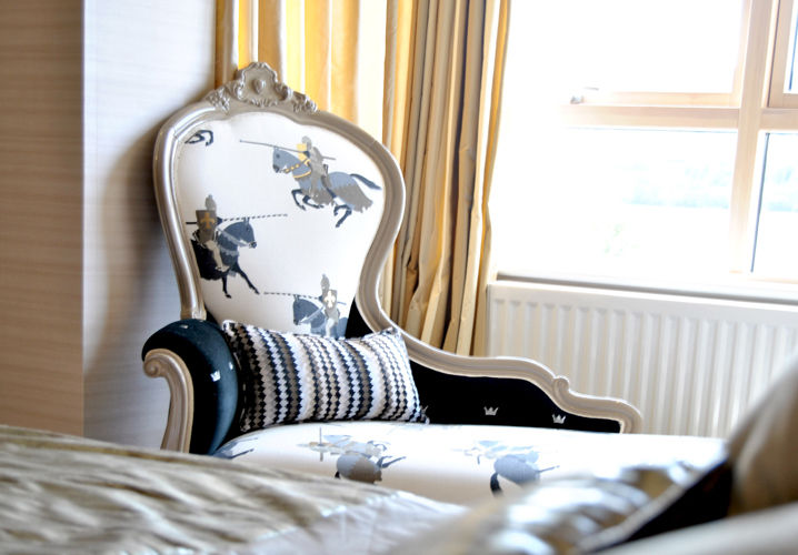 Master Bedroom CLAIRE HAMMOND INTERIORS Dormitorios clásicos Divanes y chaise longue