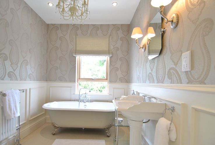 Family Bathroom CLAIRE HAMMOND INTERIORS Klassieke badkamers Badkuipen & douches