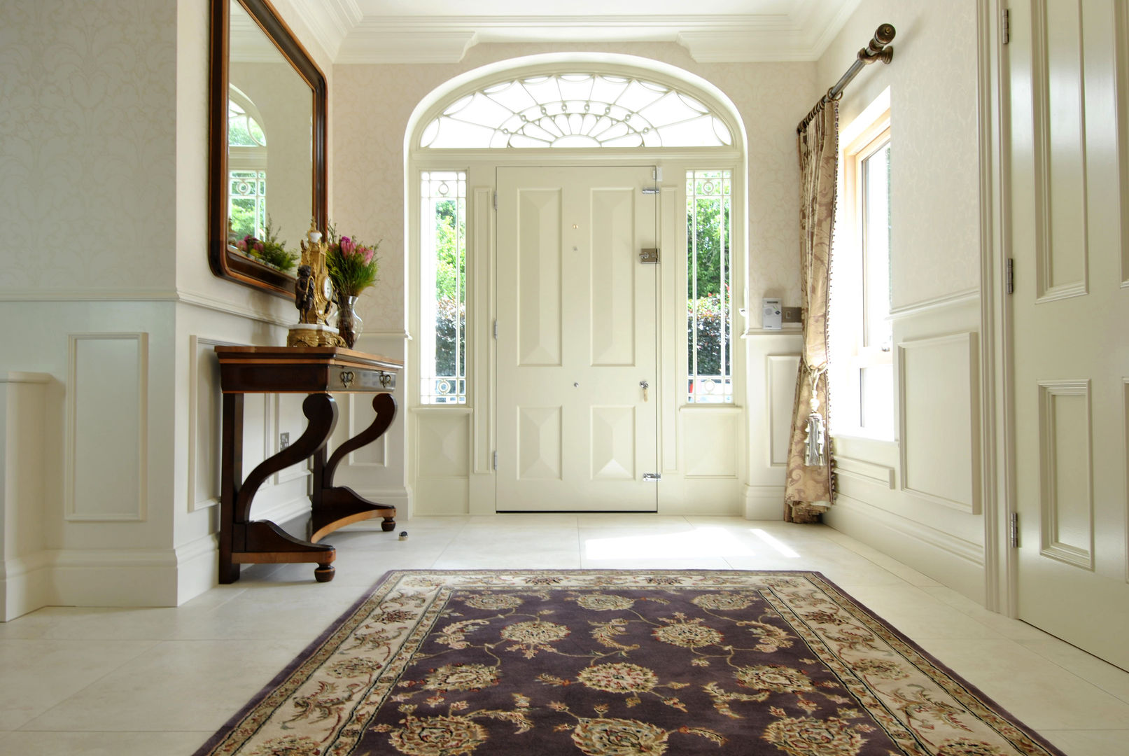 Hallway CLAIRE HAMMOND INTERIORS Classic style corridor, hallway and stairs Accessories & decoration