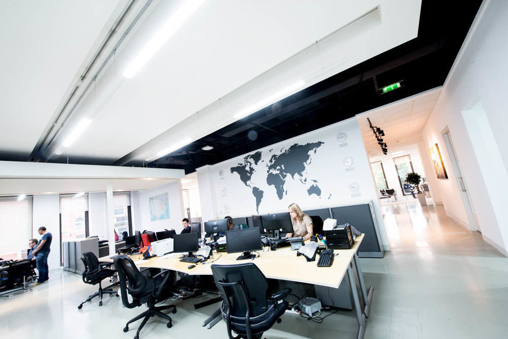 Modern office design using vinyl wall stickers and graphics Vinyl Impression مساحات تجارية شركات