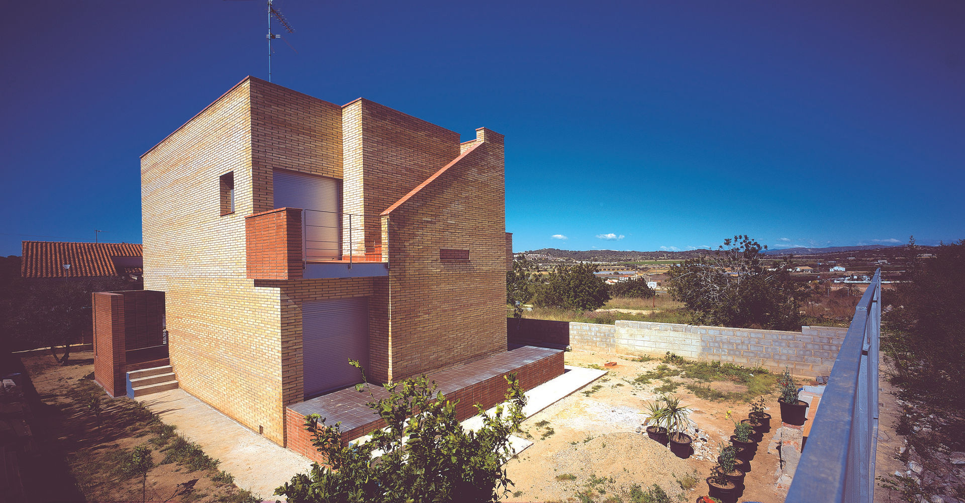 Fachada a jardín AGUA_architects Casas mediterráneas