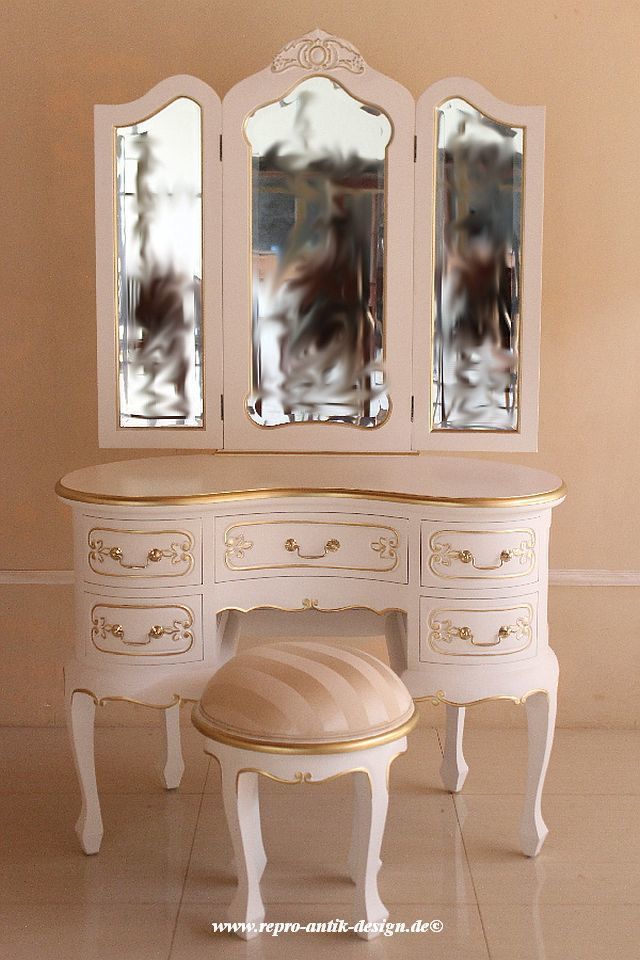 homify Classic style bedroom Dressing tables