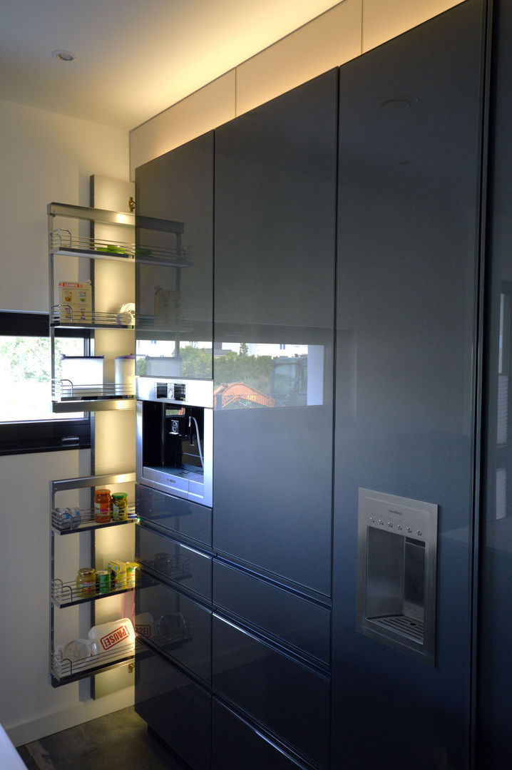 homify Modern kitchen Cabinets & shelves