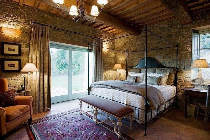 Castello di Casole - Italia - Porte Itaila Interiors, PORTE ITALIA INTERIORS PORTE ITALIA INTERIORS Classic style bedroom Beds & headboards