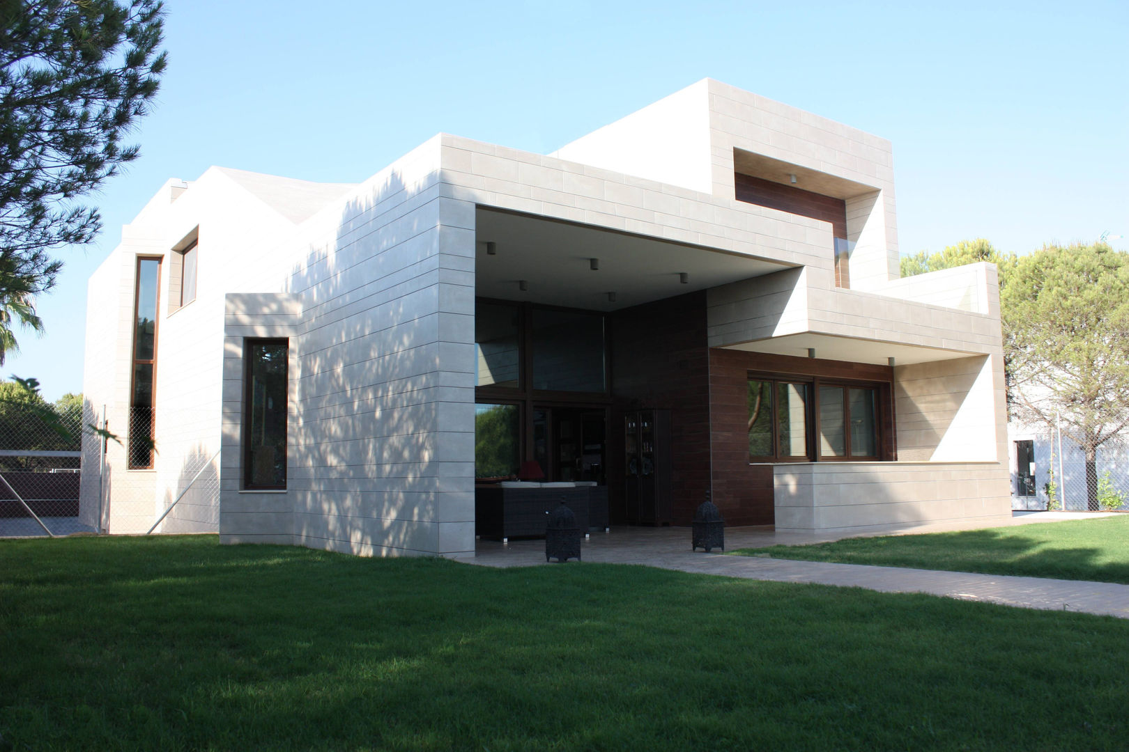 Fachada sur Casa Zaranda LAR arquitectura Casas modernas