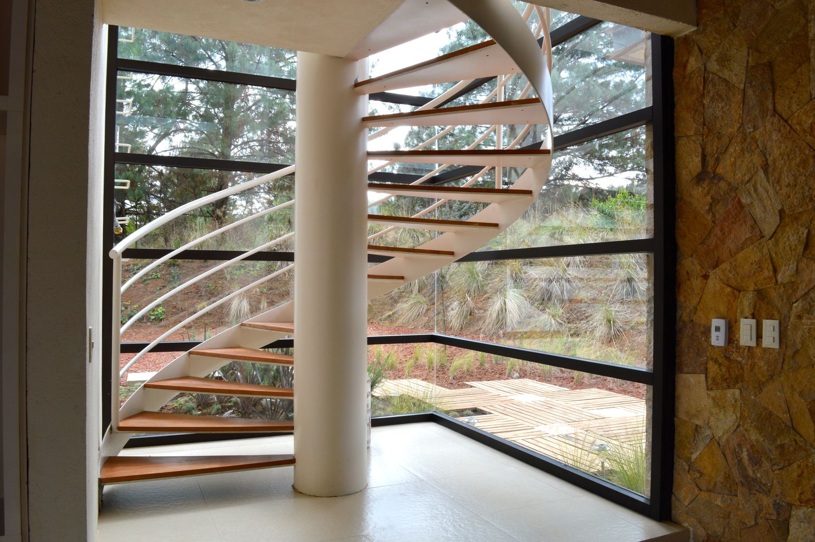 Casa en Valle de Bravo, Revah Arqs Revah Arqs Modern corridor, hallway & stairs