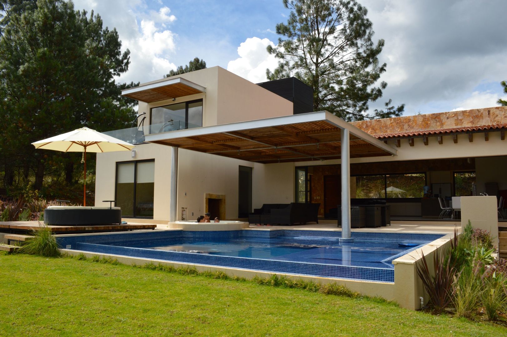 Piscina vista desde el jardín Revah Arqs Albercas modernas