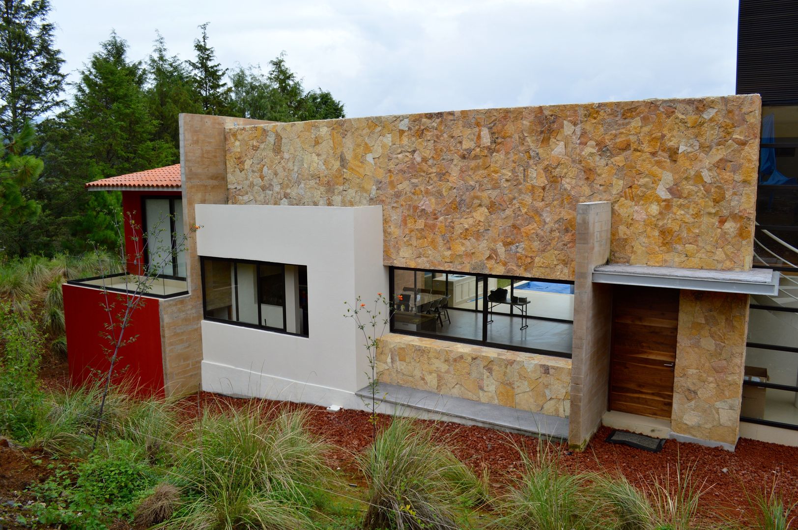 Fachada recubierta con piedra Oro Viejo Revah Arqs Casas modernas