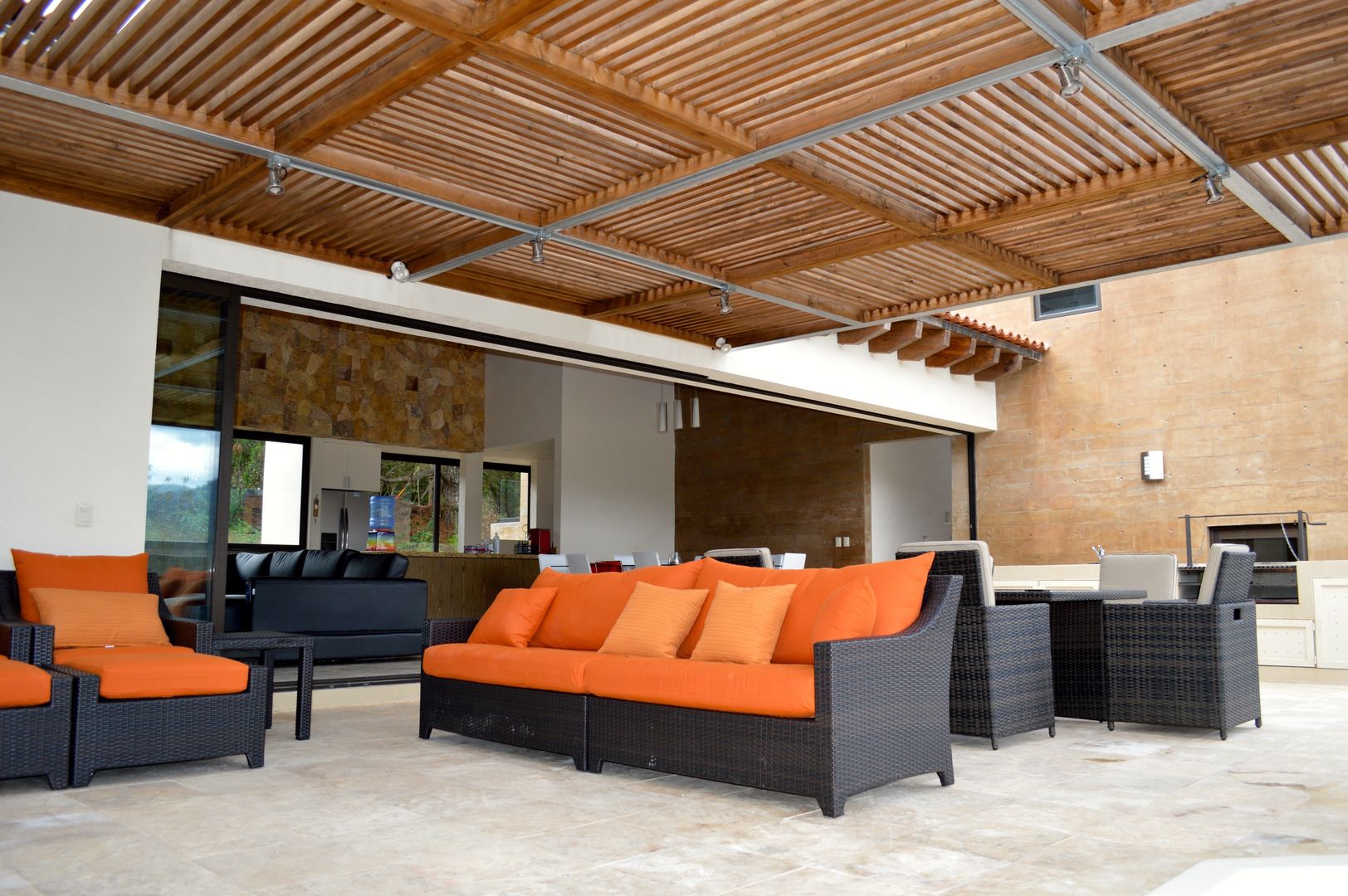 Terraza cubierta con pérgola de madera. Revah Arqs Balcones y terrazas modernos