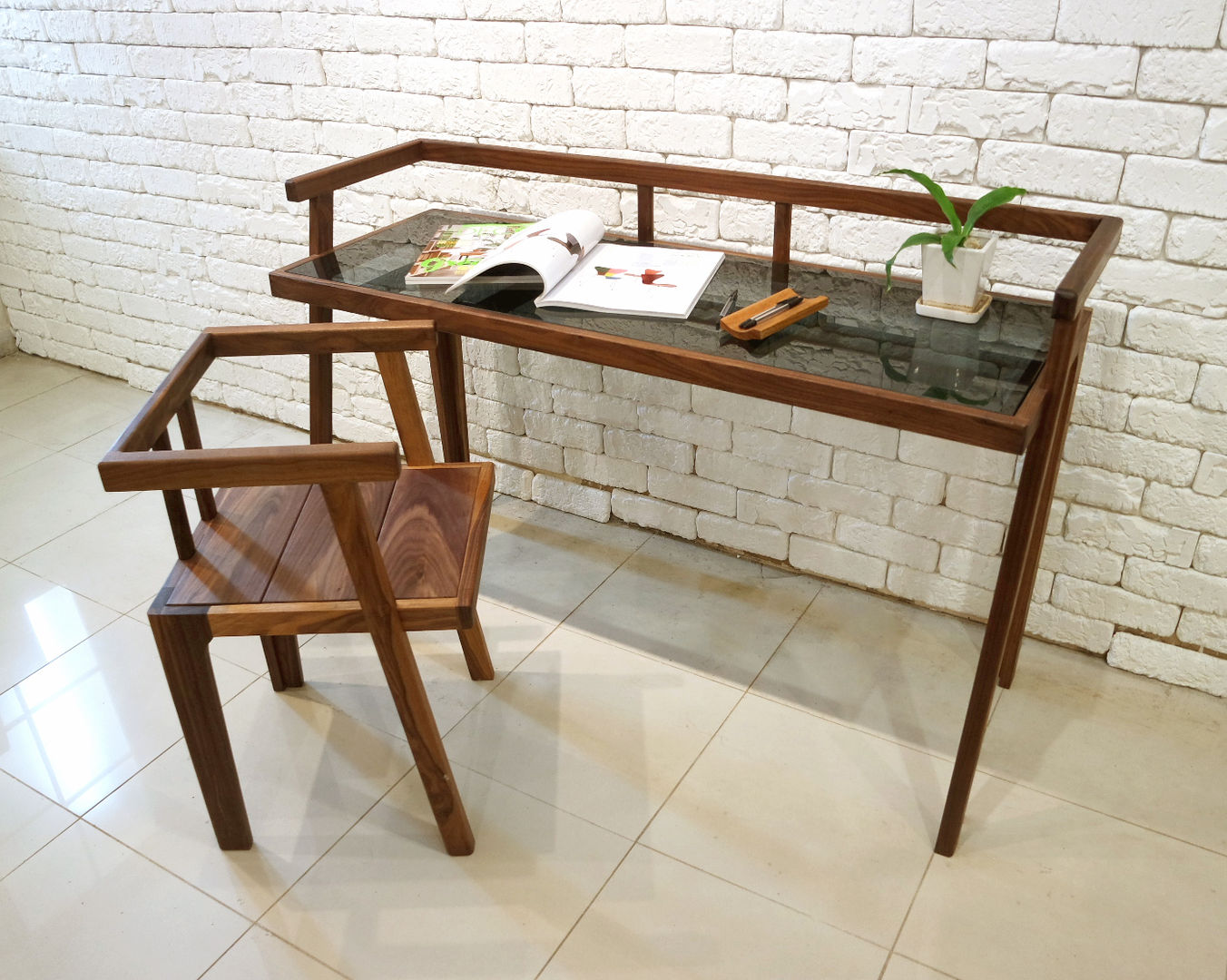 Grase desk, Design-namu Design-namu Oficinas y bibliotecas de estilo moderno Madera Acabado en madera Escritorios