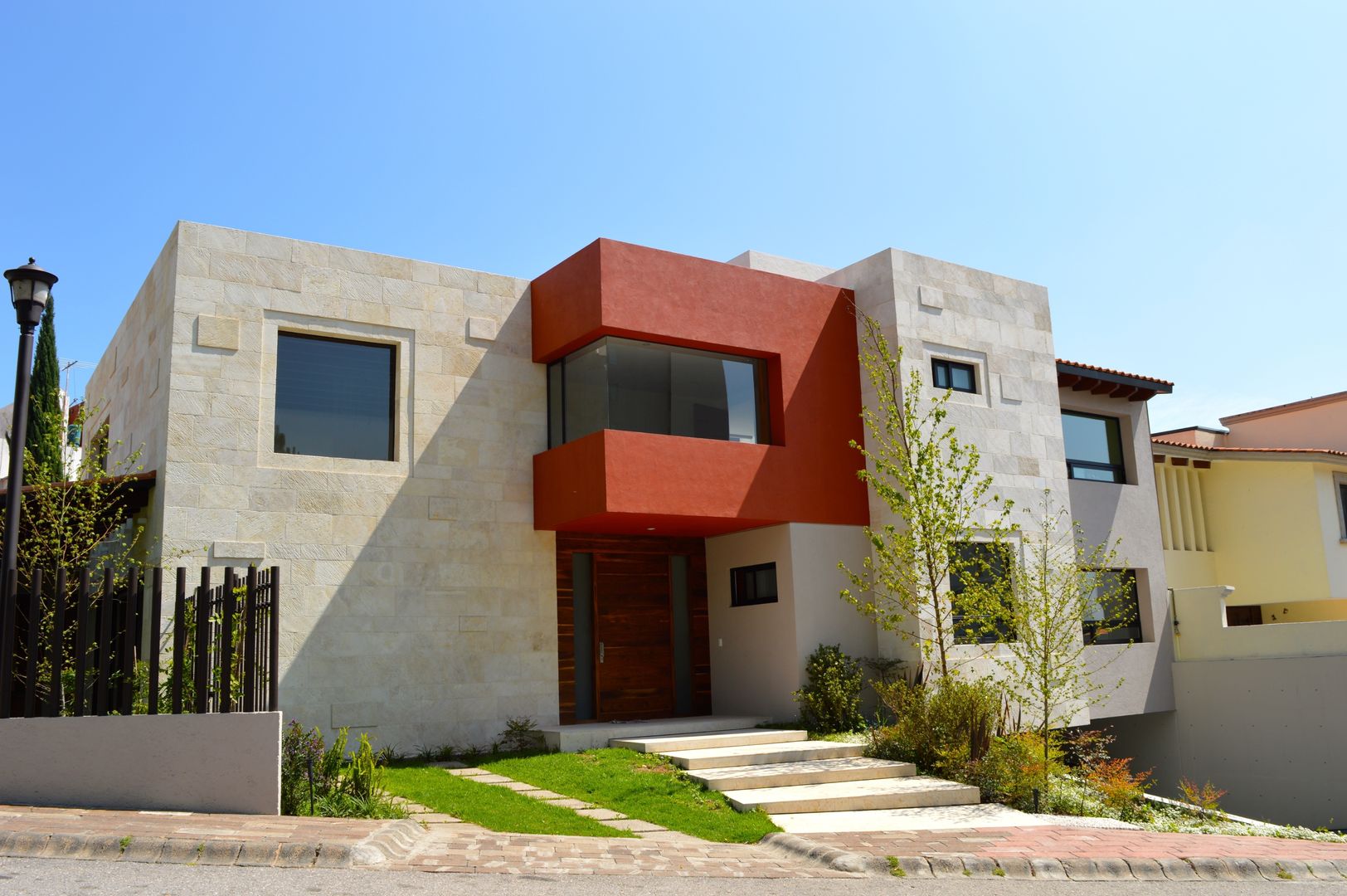 Fachada principal Revah Arqs Casas modernas: Ideas, diseños y decoración