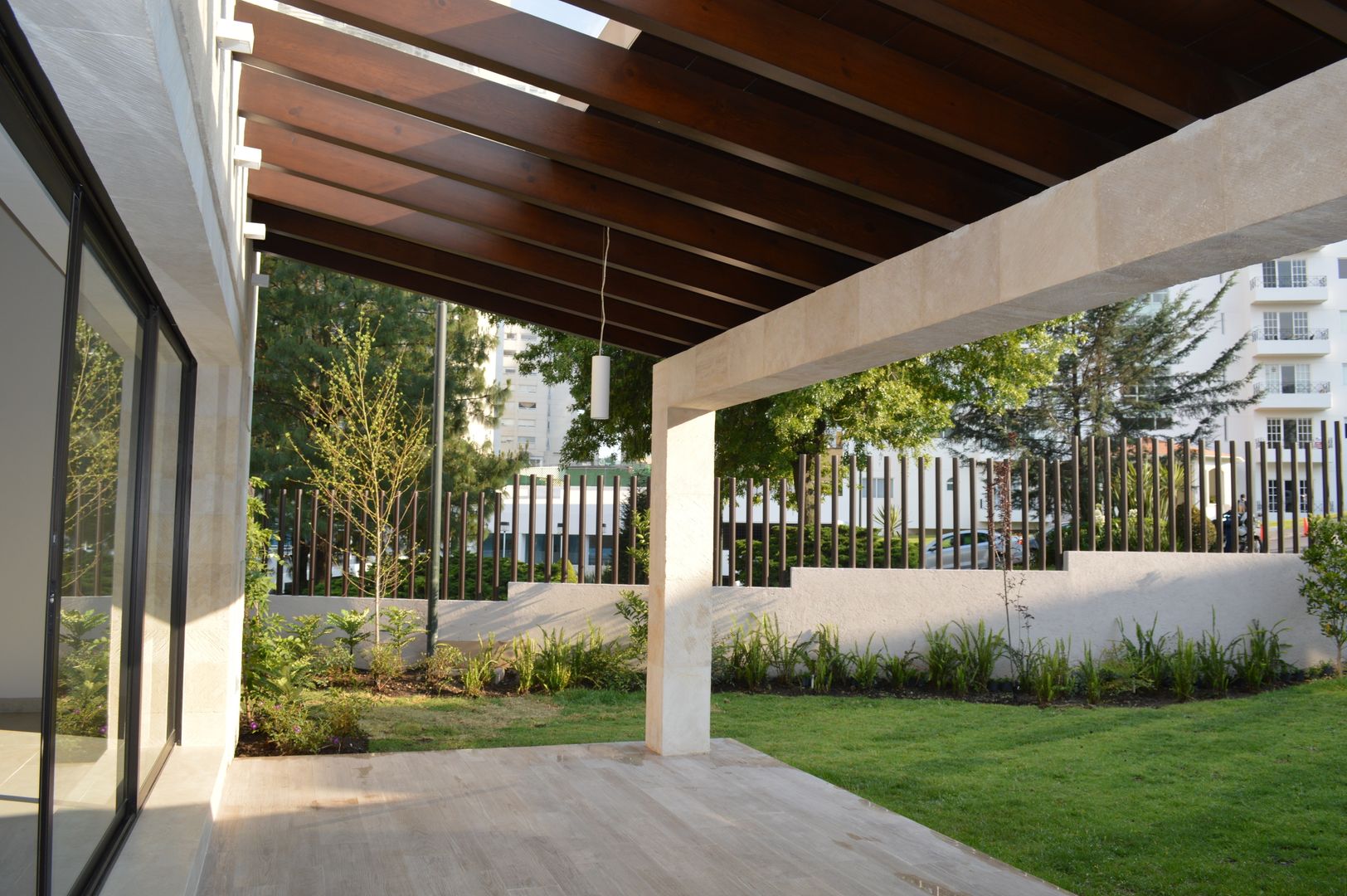 Casa en Interlomas, Revah Arqs Revah Arqs Balcones y terrazas de estilo moderno