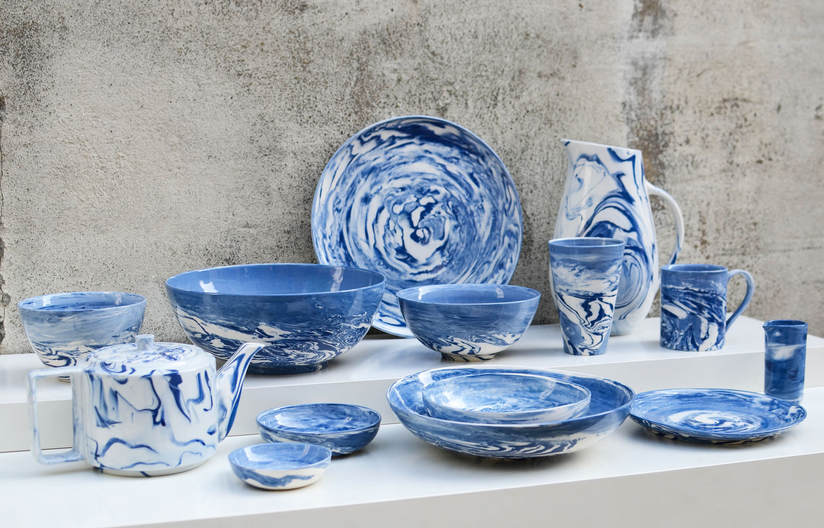 Blue and White Collection Nom Living Comedores de estilo moderno Vasos y vajilla