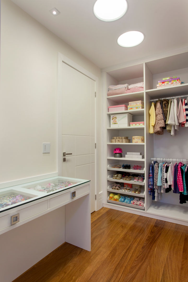 Casa Itu, Designer de Interiores e Paisagista Iara Kílaris Designer de Interiores e Paisagista Iara Kílaris Closets modernos