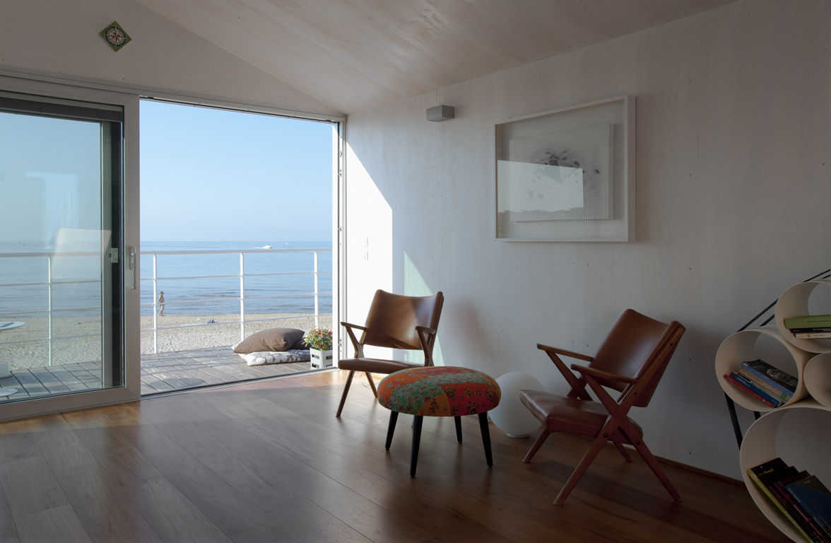 Trabocco "la stanza sul mare", MADIS COSTRUZIONI SRL MADIS COSTRUZIONI SRL Modern living room