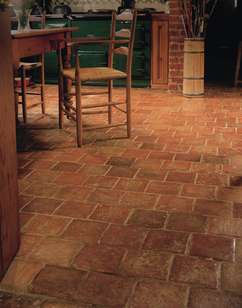 Antique Burgundy Terracotta Reclaimed Tiles from Artisans of Devizes Artisans of Devizes カントリーデザインの キッチン