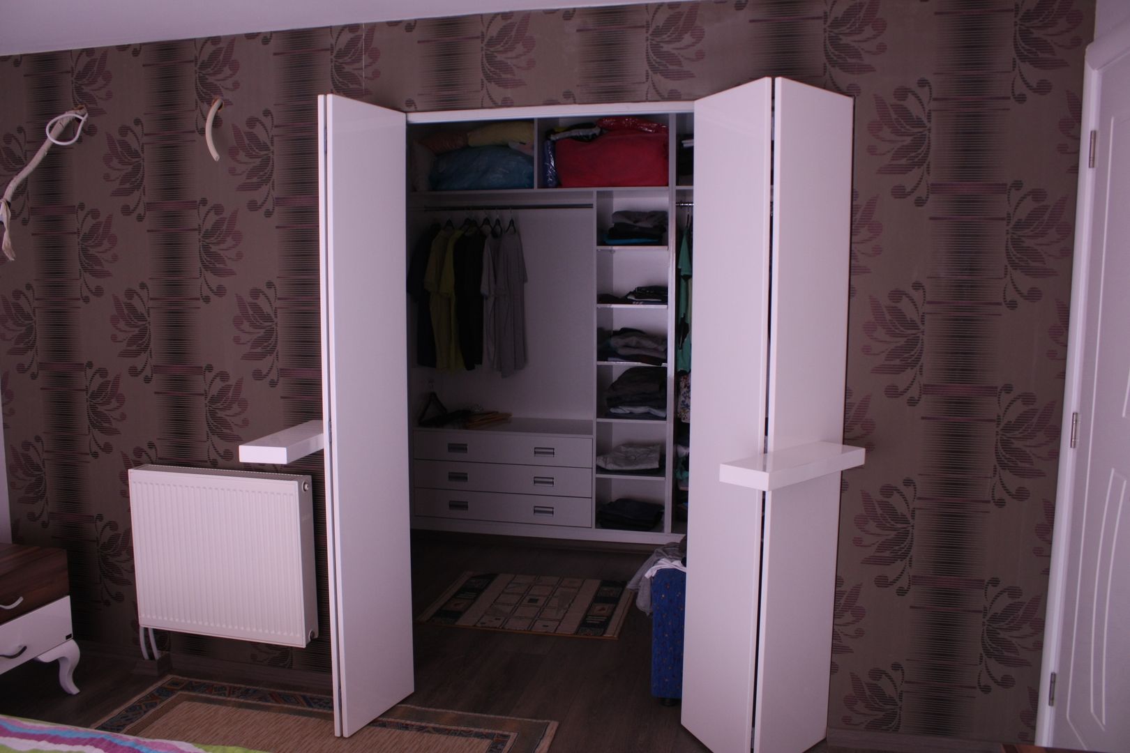 SN SALİH ŞAHİN EVİ, ÖZ-İŞ İNŞAAT İÇ MİMARLIK HAZIR MUTFAK ÖZ-İŞ İNŞAAT İÇ MİMARLIK HAZIR MUTFAK Modern dressing room Wardrobes & drawers