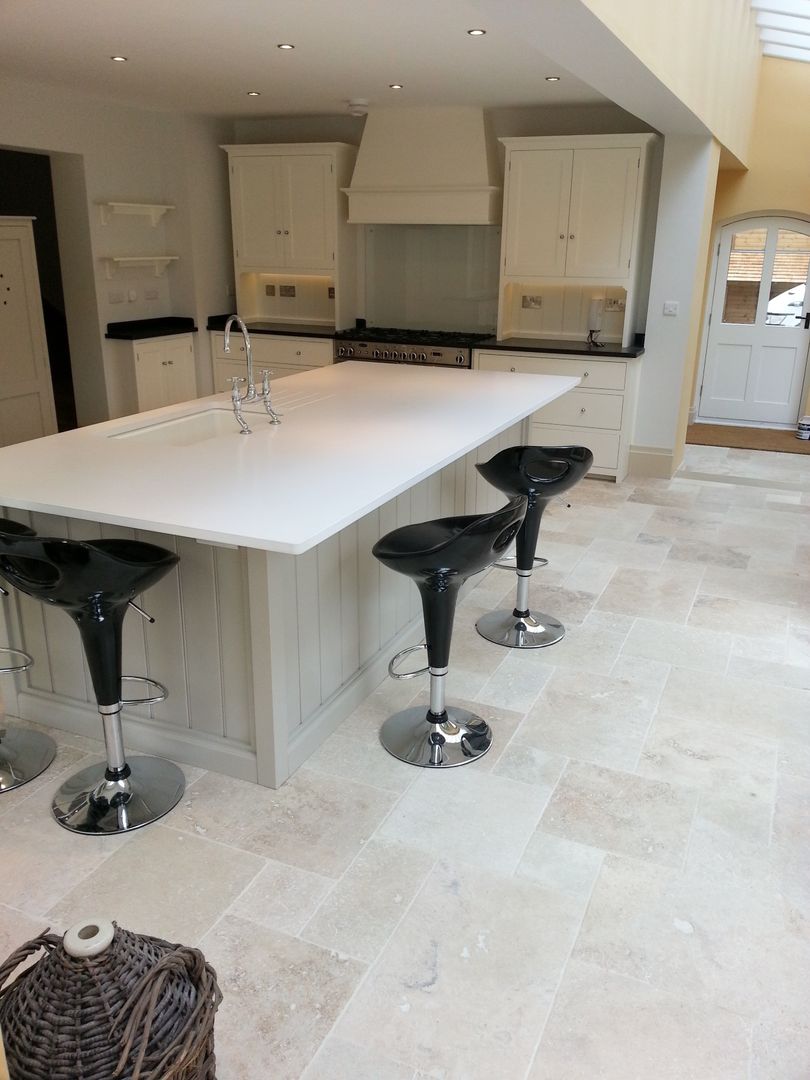 Country Mix Tumbled Travertine Floors of Stone Ltd Cucina in stile rustico