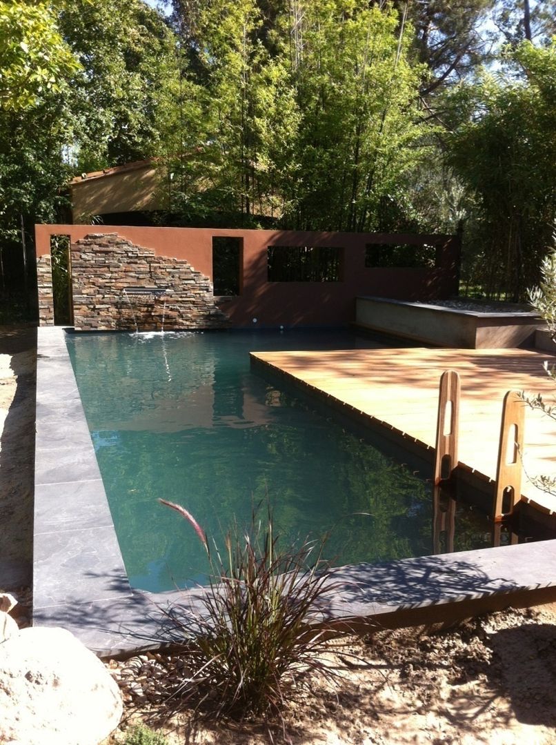 Une piscine biologique dans les Pyrénées Orientales, Art d'Esprit Art d'Esprit Hồ bơi phong cách Địa Trung Hải