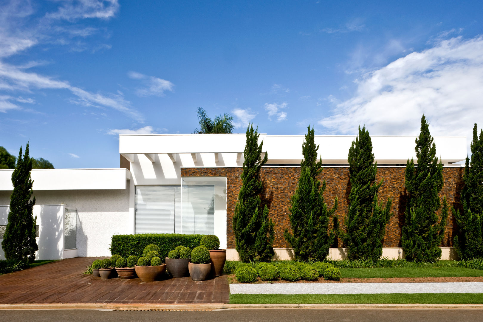 Casa Térrea, Ana Paula e Sanderson Arquitetura Ana Paula e Sanderson Arquitetura Casas modernas Céu,Nuvem,Plantar,Construção,Árvore,lar,Grama,Imobiliária,Arbusto,Evergreen