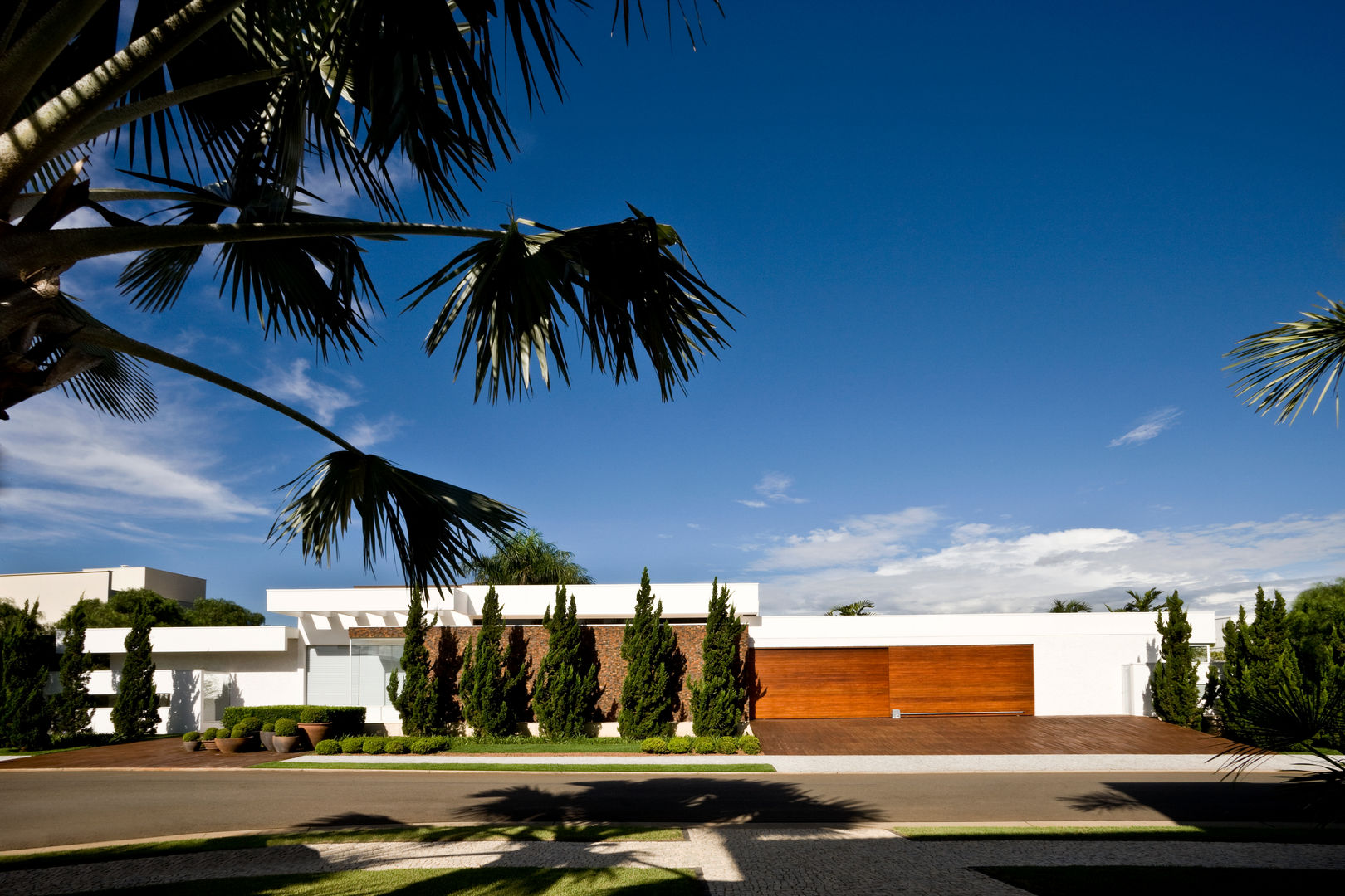 Casa Térrea, Ana Paula e Sanderson Arquitetura Ana Paula e Sanderson Arquitetura Дома в стиле модерн