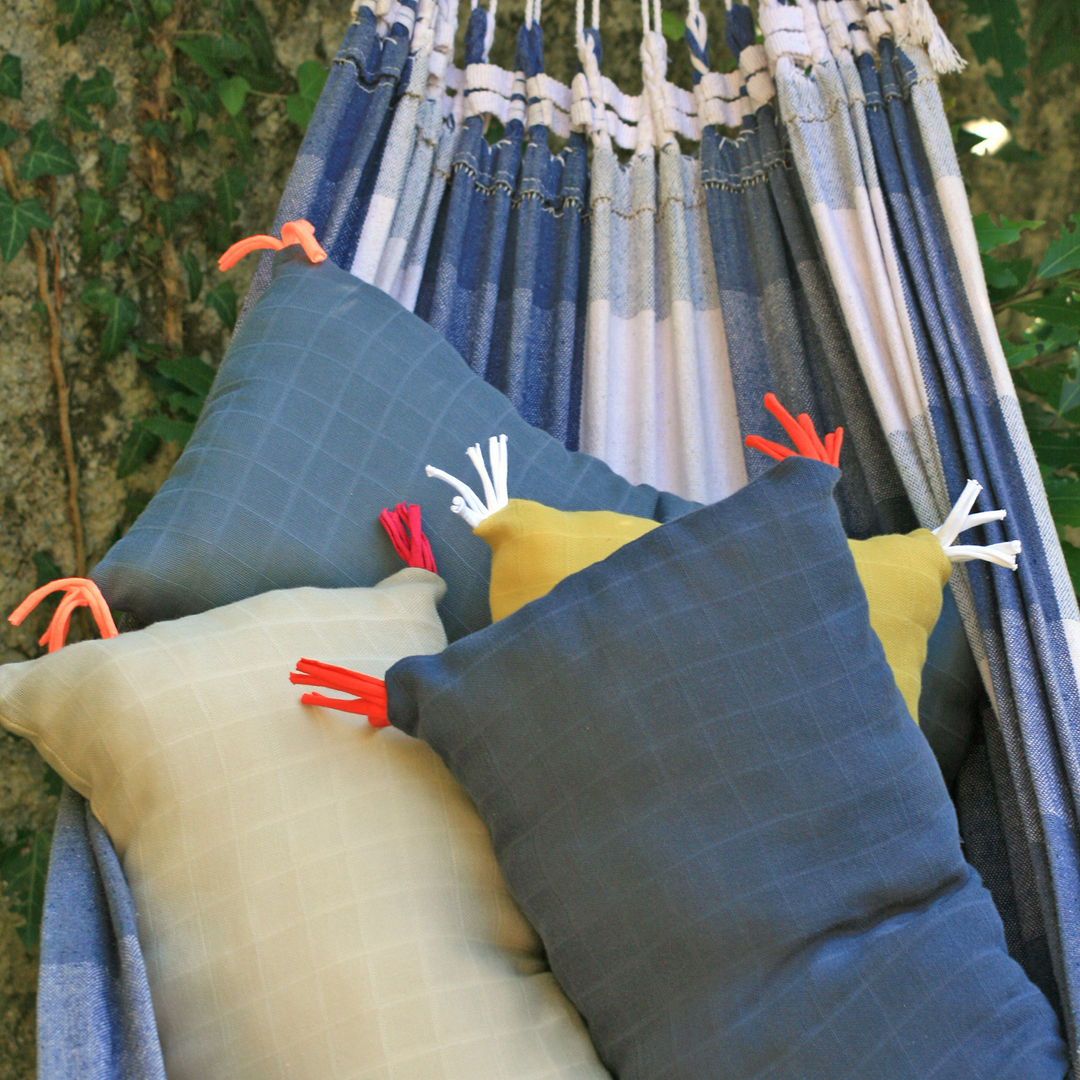 Des Coussins qui font du Bien..., Petit Pote Petit Pote Minimalist balcony, veranda & terrace Accessories & decoration