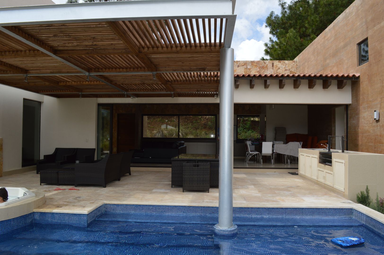 Detalle de columna metálica dentro de la piscina Revah Arqs Balcones y terrazas modernos