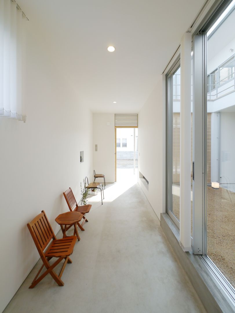 2F Deck house, 開建築設計事務所 開建築設計事務所 Pasillos, vestíbulos y escaleras modernos