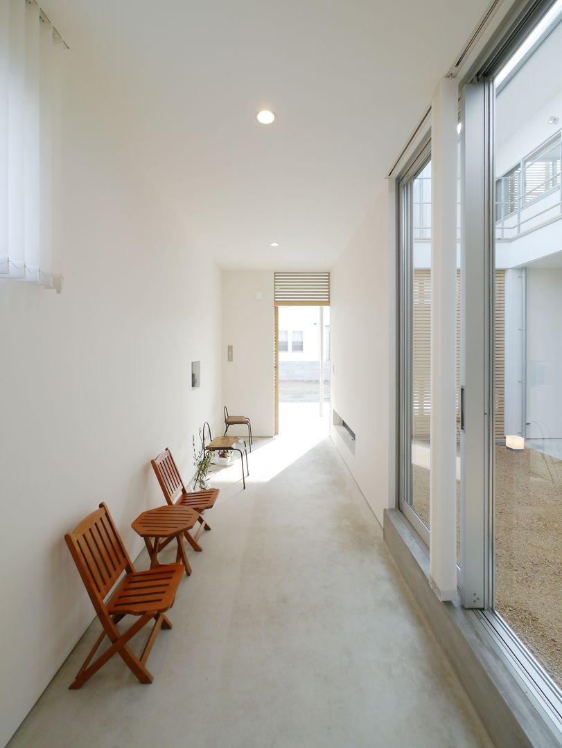 2F Deck house, 開建築設計事務所 開建築設計事務所 Couloir, entrée, escaliers modernes