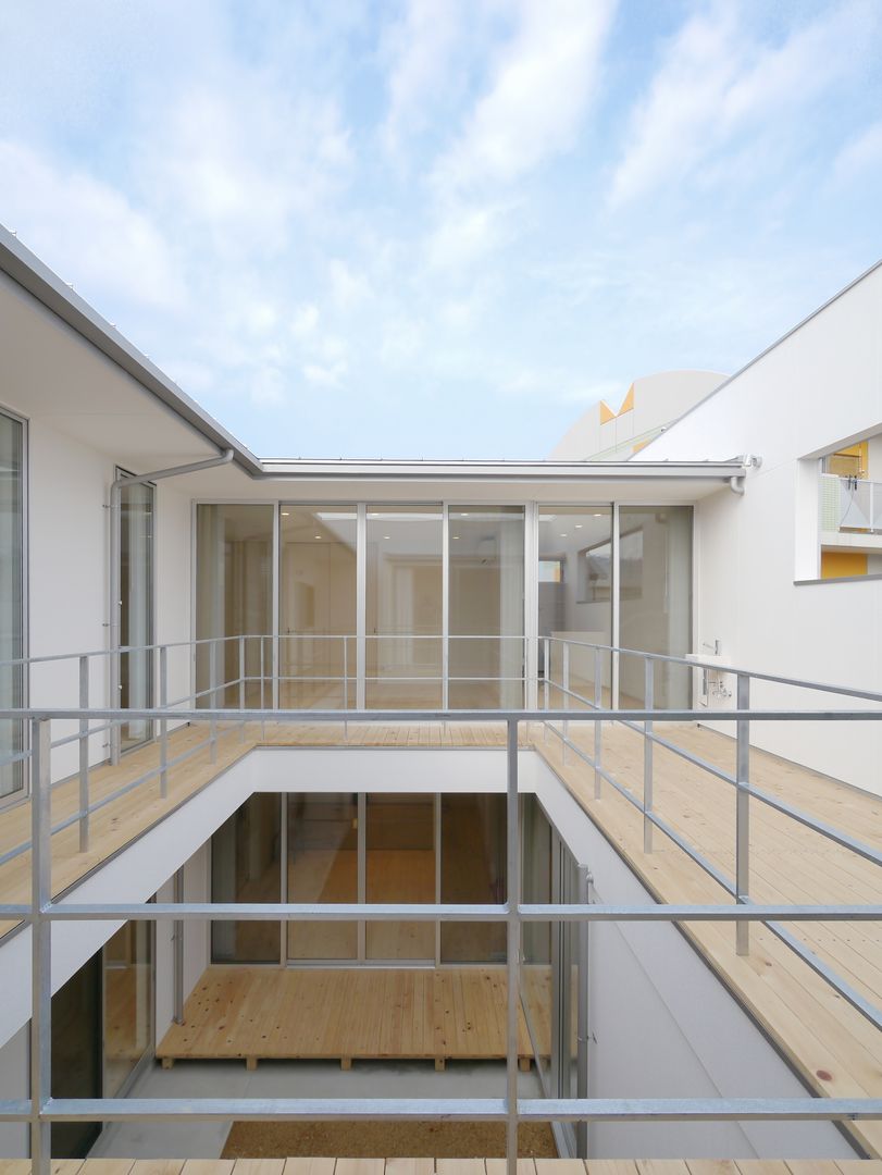 2F Deck house, 開建築設計事務所 開建築設計事務所 Balcones y terrazas modernos
