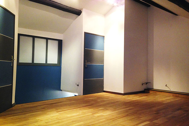 Rénovation d’un appartement, AD2 AD2 모던스타일 벽지 & 바닥 벽 & 바닥 커버