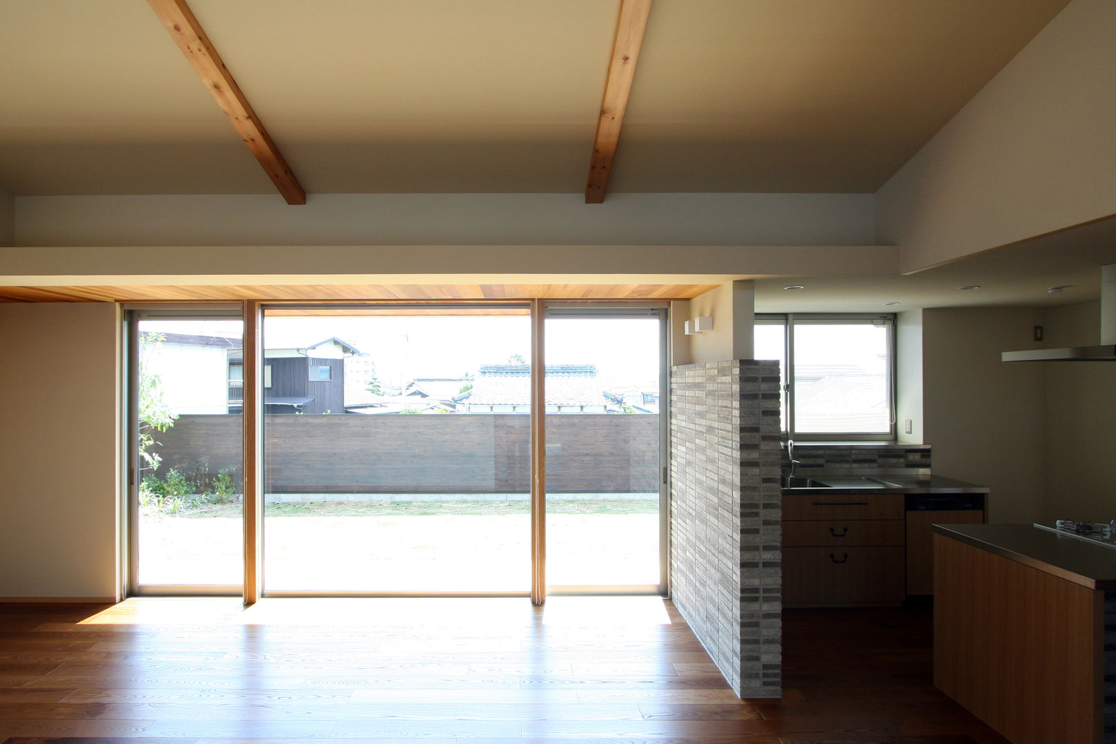 C邸ー大きな屋根の家, C-design吉内建築アトリエ C-design吉内建築アトリエ Modern windows & doors