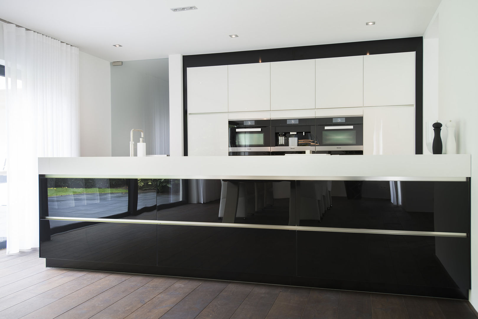 Eigentijds wonen in een rietgedekte villa, Lab32 architecten Lab32 architecten Modern kitchen