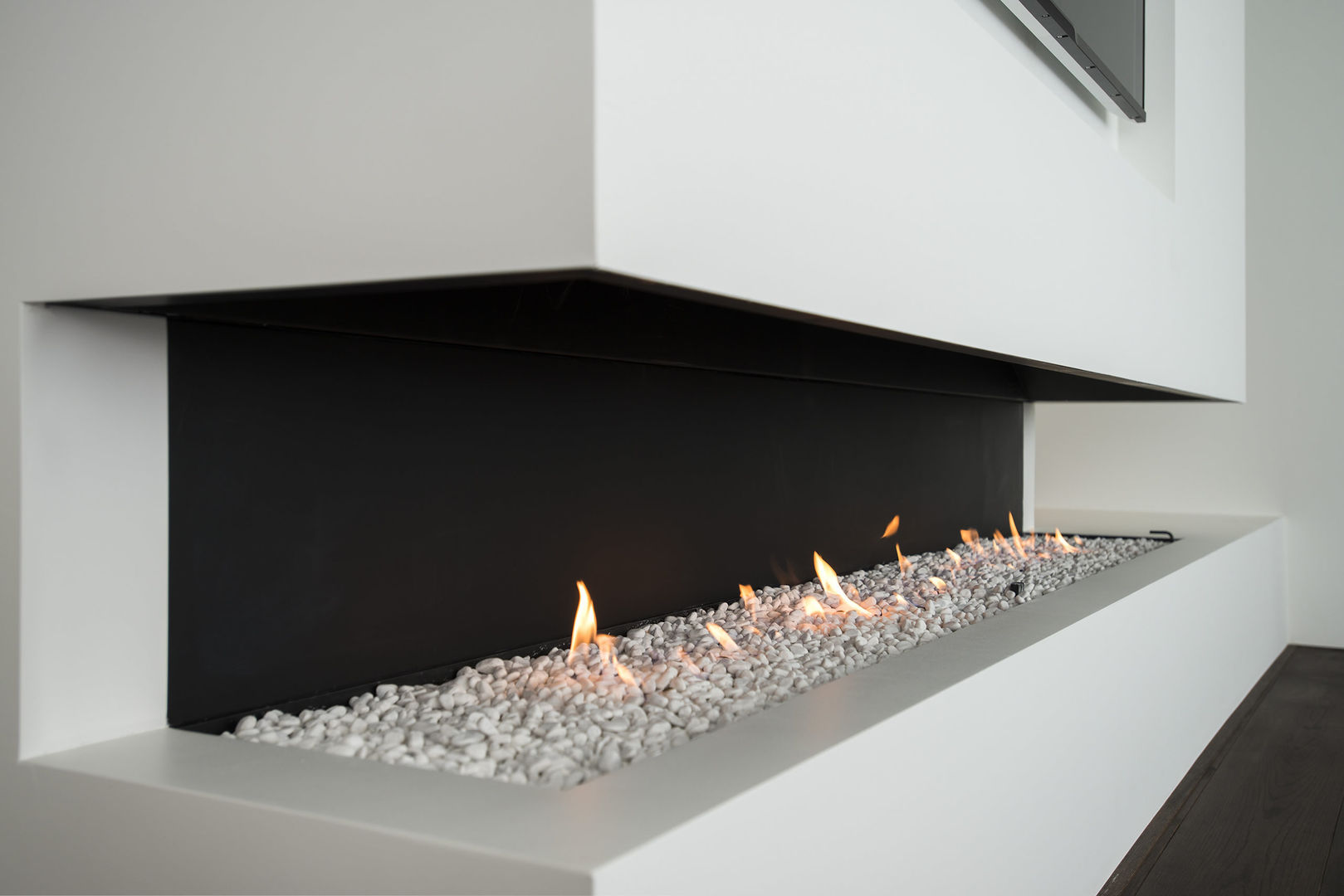 Eigentijds wonen in een rietgedekte villa, Lab32 architecten Lab32 architecten Modern living room Fireplaces & accessories