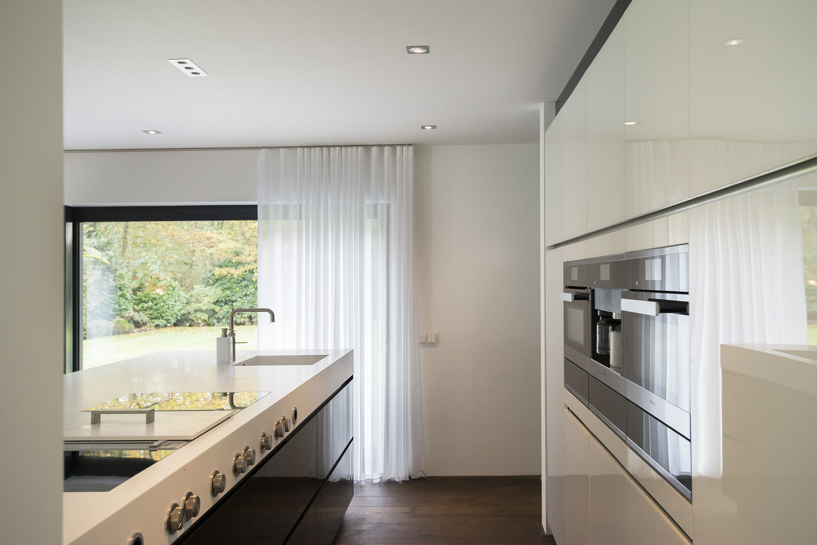 Eigentijds wonen in een rietgedekte villa, Lab32 architecten Lab32 architecten Modern style kitchen