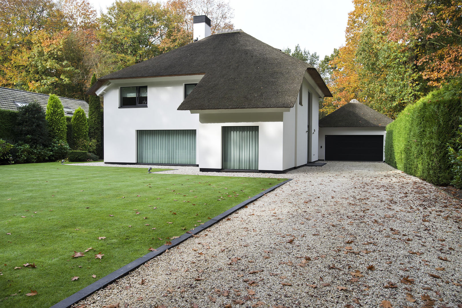 Eigentijds wonen in een rietgedekte villa, Lab32 architecten Lab32 architecten Maisons modernes