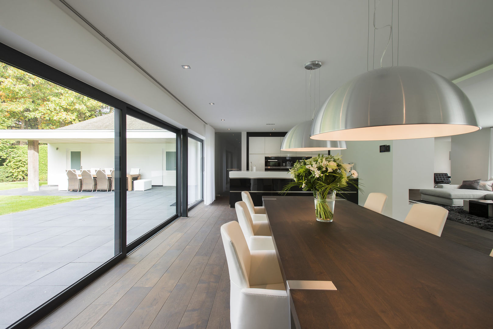 Eigentijds wonen in een rietgedekte villa, Lab32 architecten Lab32 architecten Modern dining room