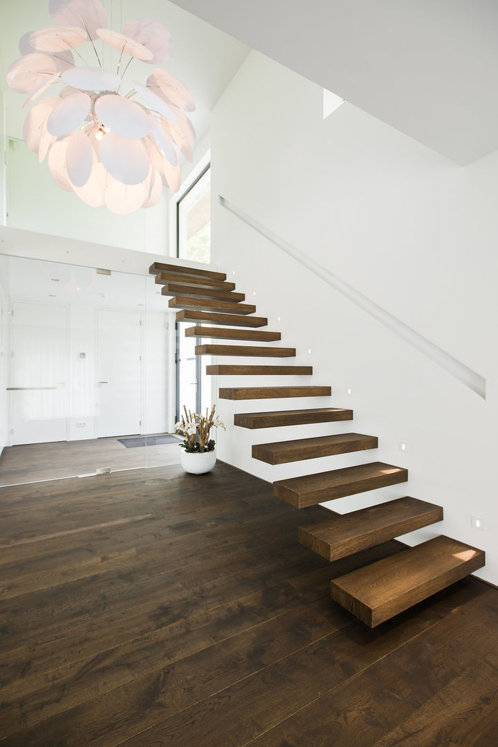 Eigentijds wonen in een rietgedekte villa, Lab32 architecten Lab32 architecten Corredores, halls e escadas minimalistas