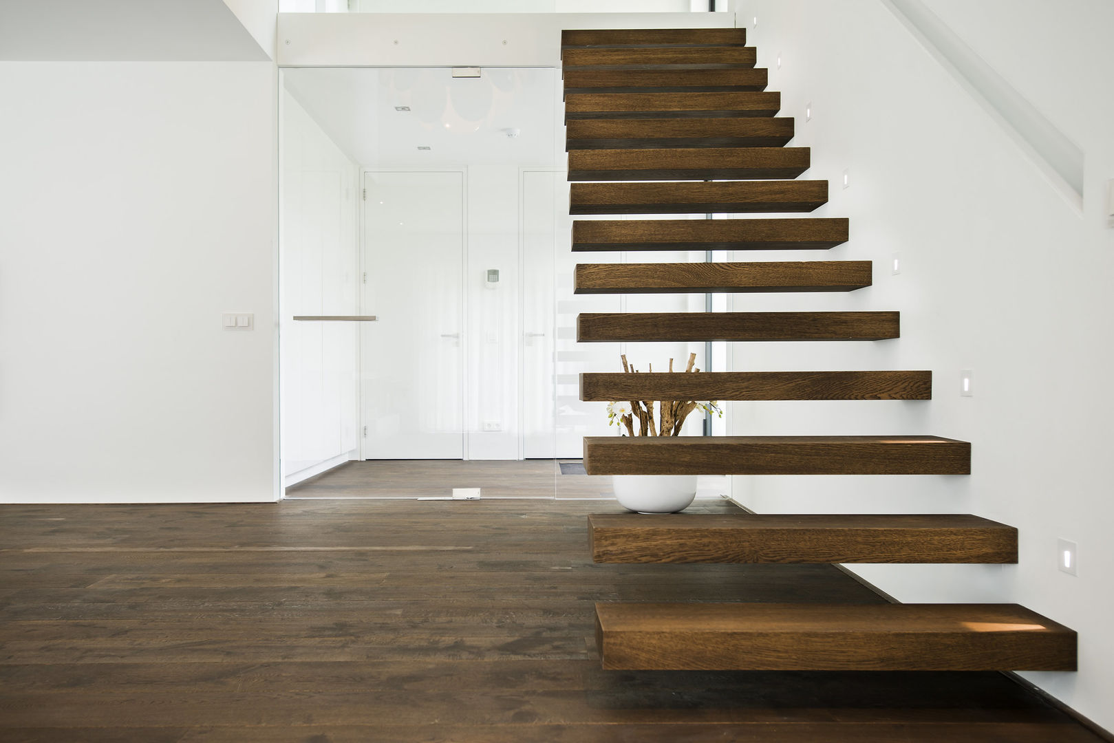 Eigentijds wonen in een rietgedekte villa, Lab32 architecten Lab32 architecten Minimalist corridor, hallway & stairs