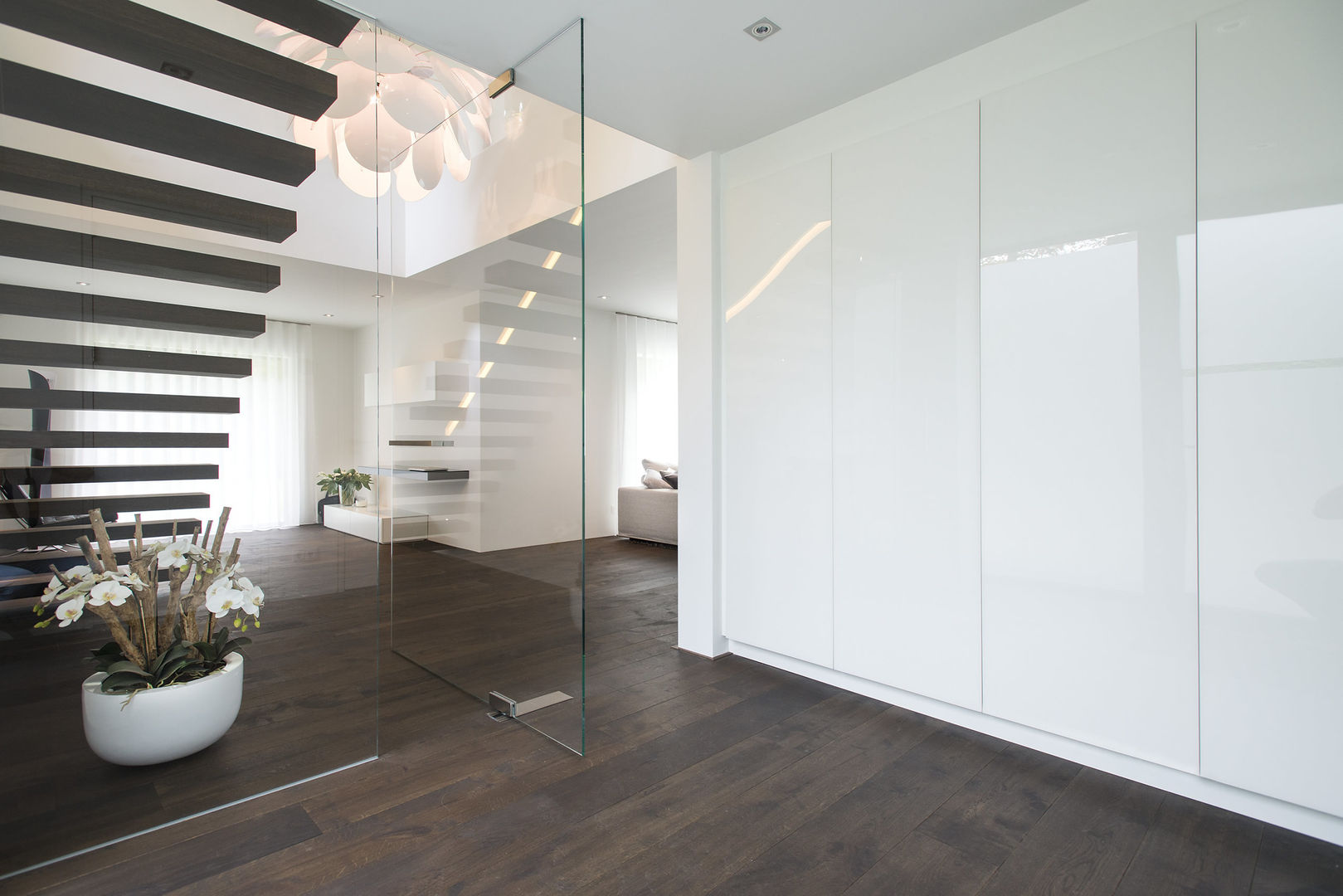Eigentijds wonen in een rietgedekte villa, Lab32 architecten Lab32 architecten Minimalist corridor, hallway & stairs