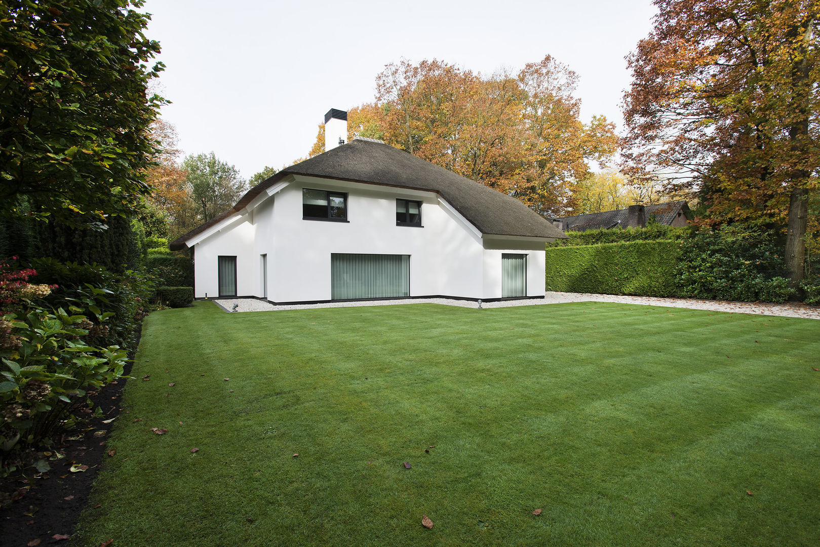 Eigentijds wonen in een rietgedekte villa, Lab32 architecten Lab32 architecten Casas de estilo moderno