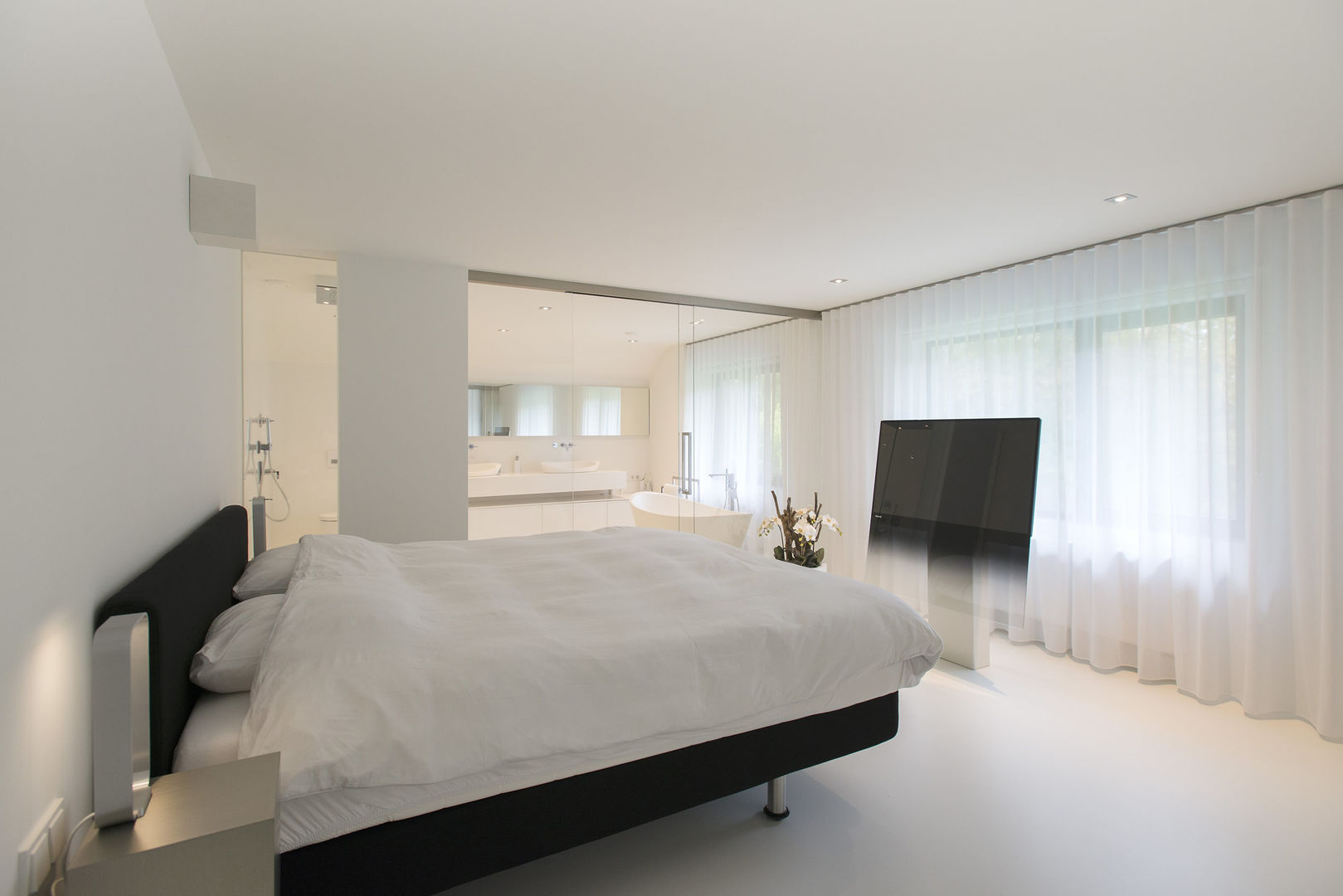 Eigentijds wonen in een rietgedekte villa, Lab32 architecten Lab32 architecten Quartos modernos