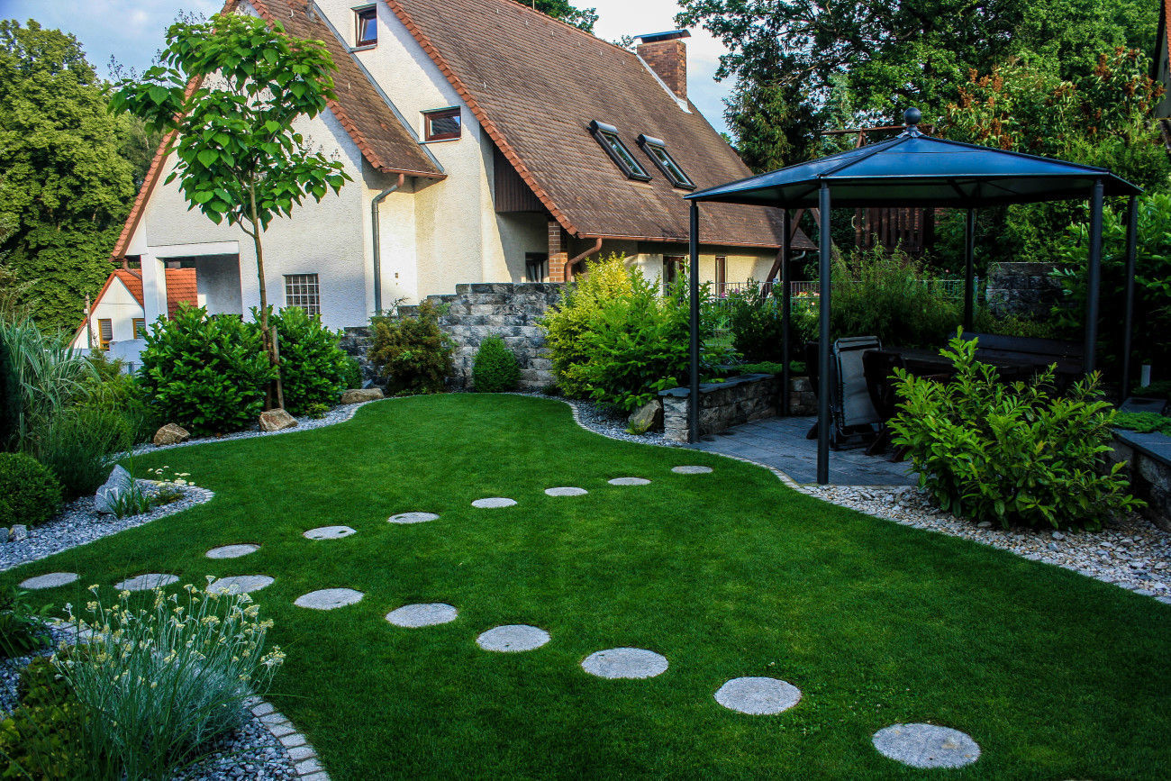 Jacuzzi mit Gartenteich für ungetrübten Badespaß, -GardScape- private gardens by Christoph Harreiß -GardScape- private gardens by Christoph Harreiß Jardines de estilo moderno