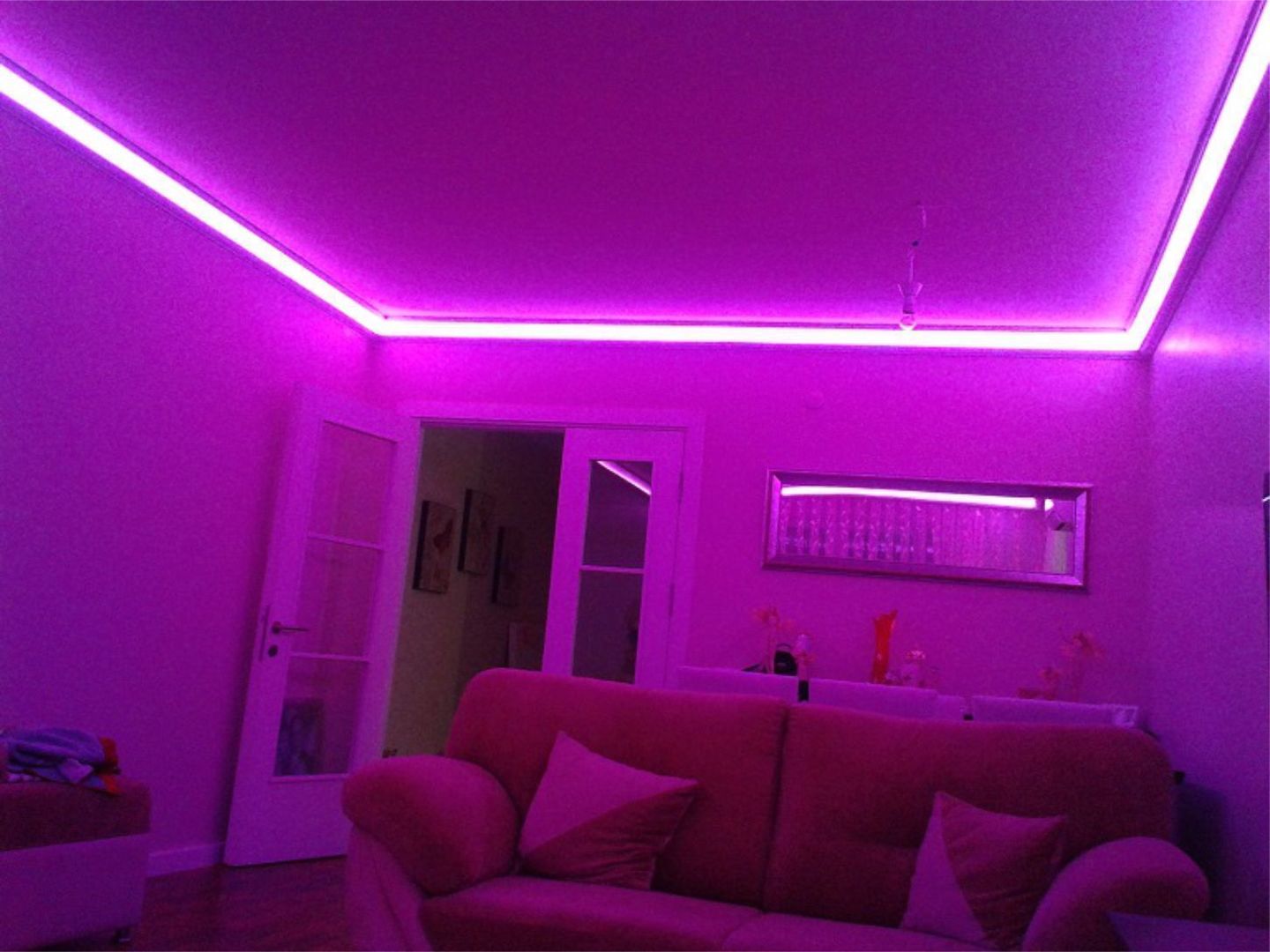 Rengarenk tavanlar-Gizli aydınlatma,dekoratif ışıklı kartonpiyer ve bordür sistemleri; LEDPiYER Kartonpiyer san. Modern Oturma Odası Işıklandırma