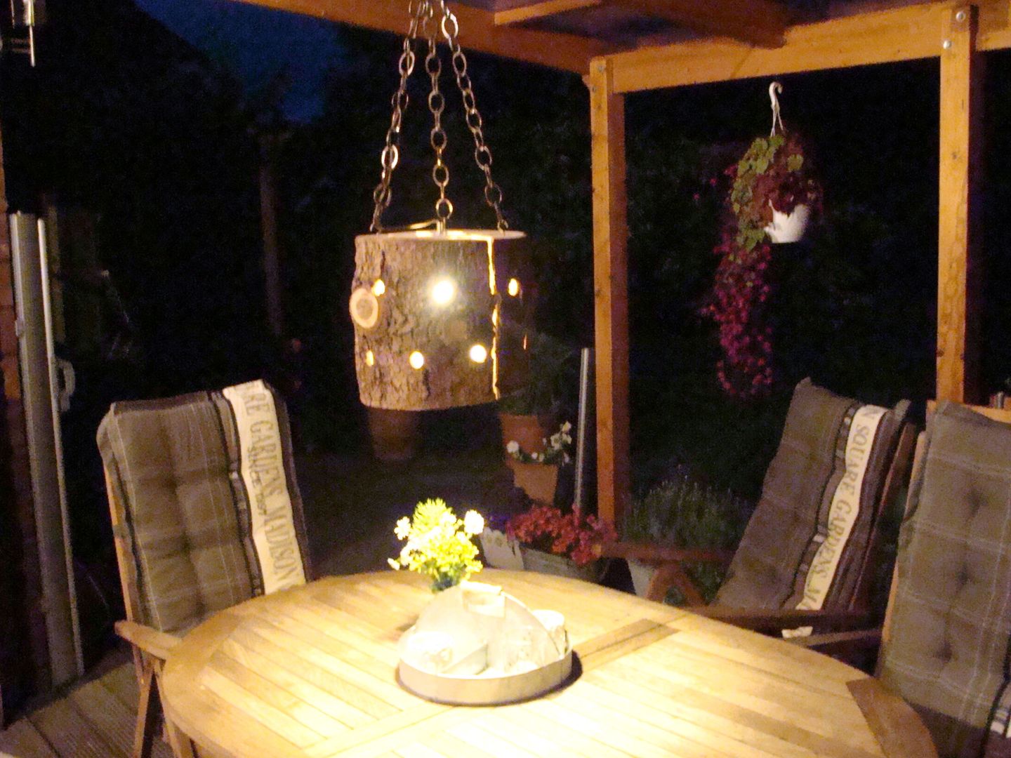 homify Rustic style garden Wood Wood effect Lighting