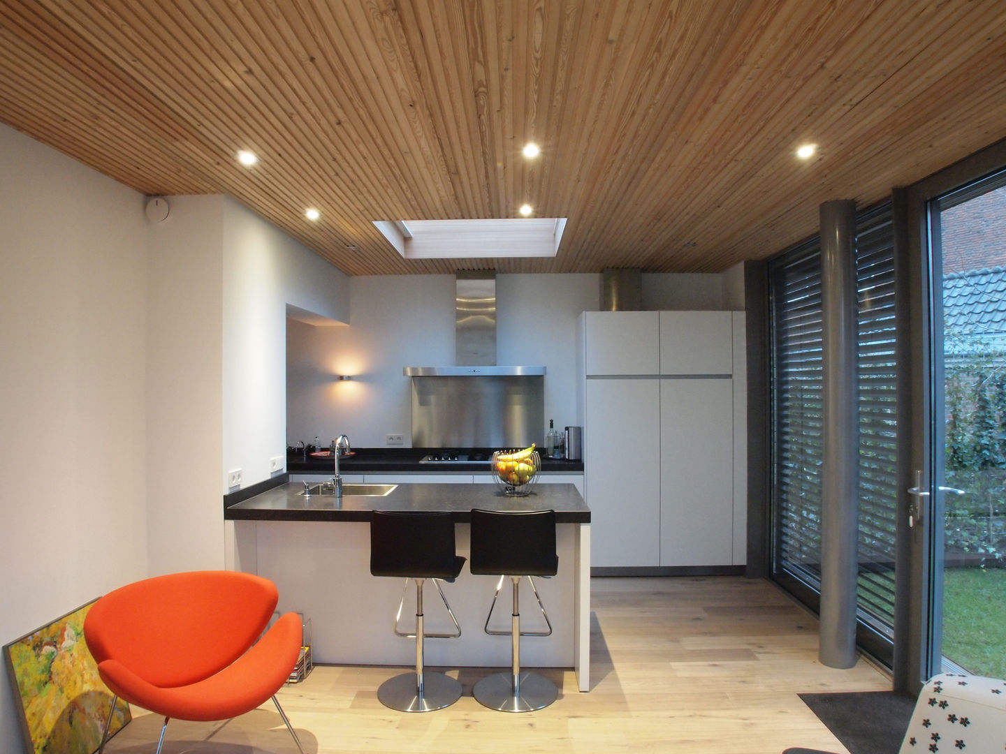 Zicht op de keuken vanuit de tuinkamer Roorda Architectural Studio Moderne serres English,Architect Barcelona