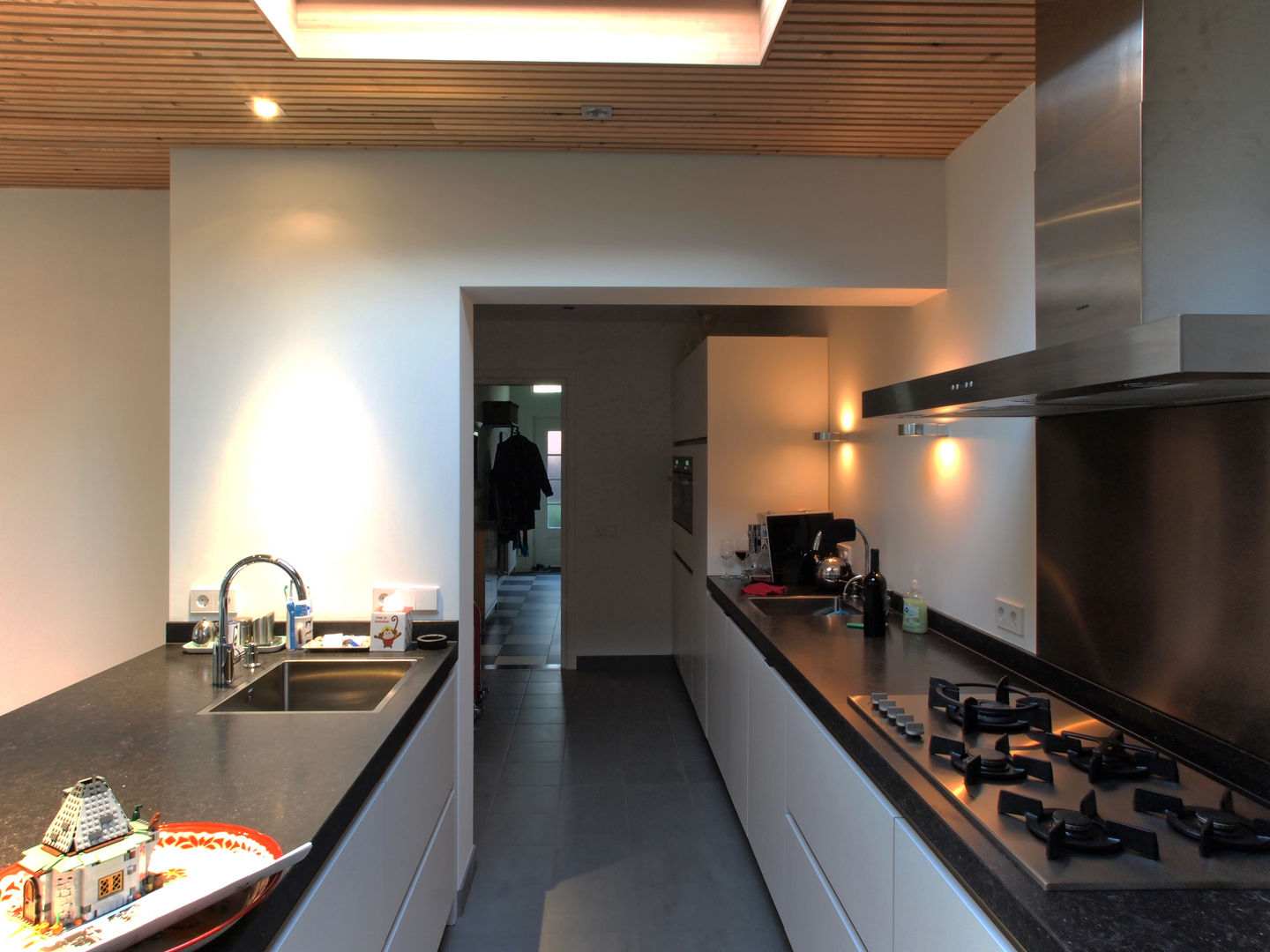 La cocina entre lo existente y lo nuevo Roorda Architectural Studio Anexos de estilo moderno English,Architect Barcelona