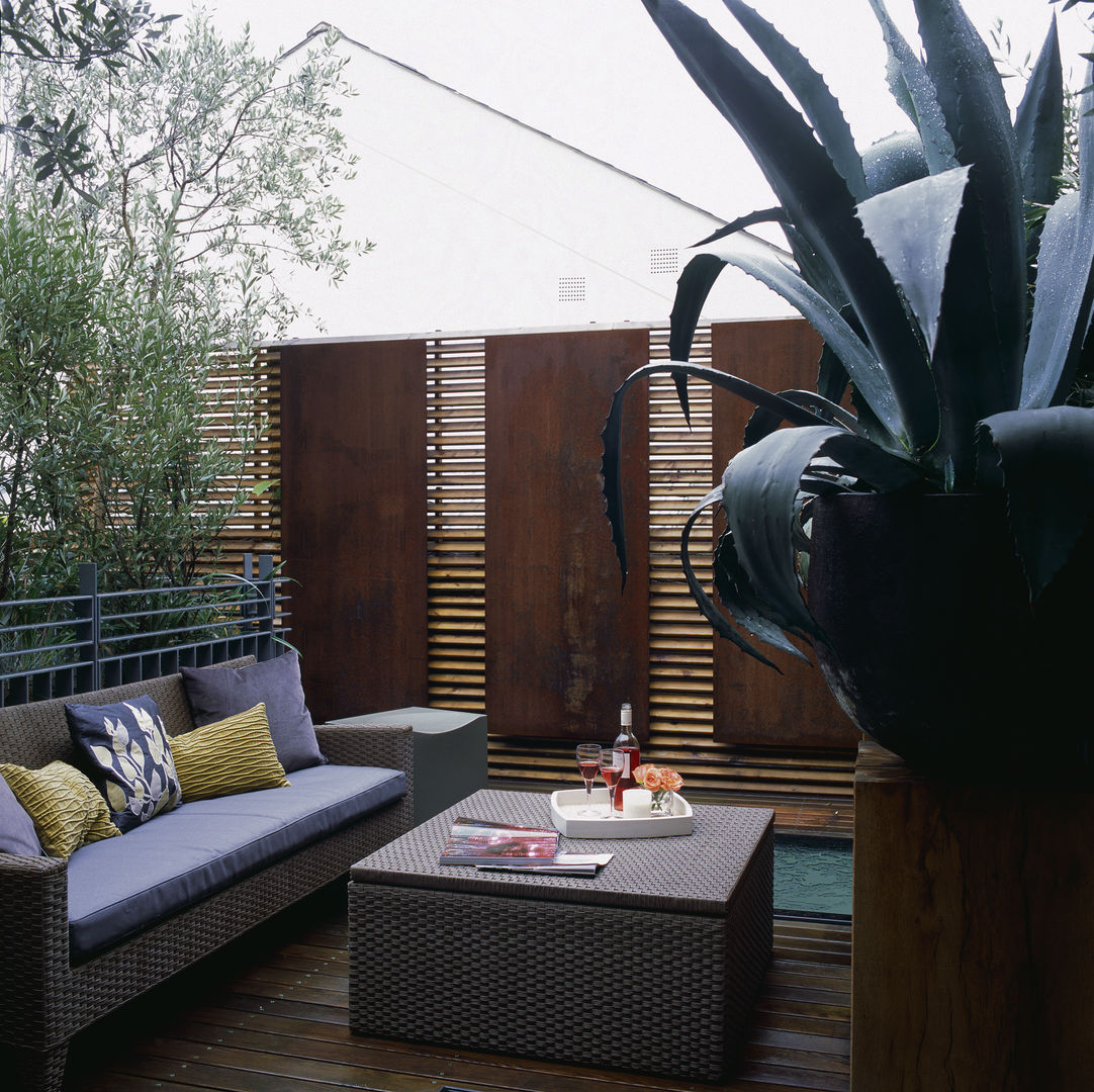 Terrace with decorative copper panels containing lighting and architectural planting. Space Alchemy Ltd 모던스타일 정원