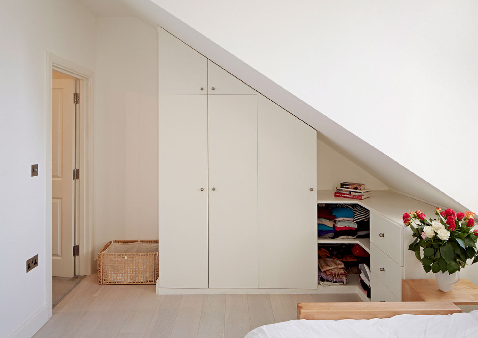 Bedroom under Eaves Collective Works Habitaciones modernas