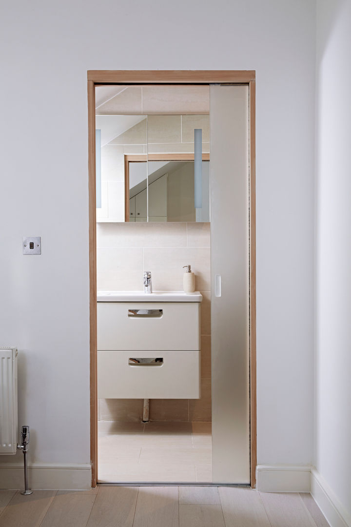 En Suite with Pocket Door Collective Works Moderne badkamers